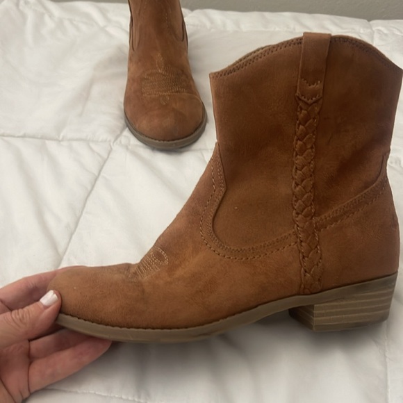 Big girls western boot for school, dresses, jeans. Suede, worn once - Picture 4 of 5